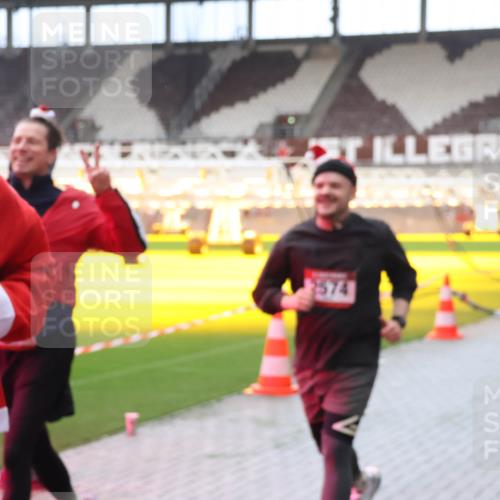 07.12.2025 - St. Pauli X-Mass-Run No. 15 Luisa Fischer http://msf.ph/oto/9381695 07.12.2025 10:46:37 Ziel 183, 3574, 38, 41, 153, 162, 168, 178, 183, 479, 485, 639, 641, 908, 914, 917, 1040, 1041, 1043, 1094, 1715, 1955, 2076, 2079, 2080, 2082, 2089, 2092, 2216, 2218, 2303, 2306, 2324, 2326, 2334, 2423, 2574, 2733, 2734, 2960, 2998, 3835, 3838, 4589, 4616, 4619, 4620, 4762 meine-sportfotos.de