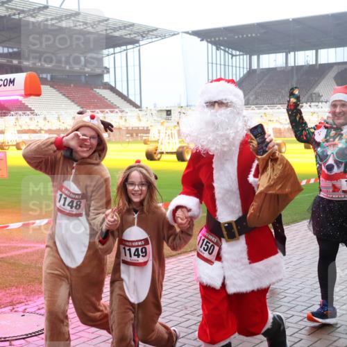 07.12.2025 - St. Pauli X-Mass-Run No. 15 Luisa Fischer http://msf.ph/oto/9381696 07.12.2025 10:11:36 Ziel 1148, 1149, 1150, 5, 1935, 57, 979, 983, 1148, 1149, 1150, 1426, 1768, 1929, 1935, 1969, 2530, 3354, 3815, 4499, 4525, 4659, 4661, 4662, 4885 meine-sportfotos.de