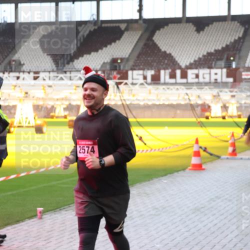 07.12.2025 - St. Pauli X-Mass-Run No. 15 Luisa Fischer http://msf.ph/oto/9381697 07.12.2025 10:46:38 Ziel 2574, 38, 41, 153, 162, 168, 178, 183, 221, 479, 485, 639, 641, 908, 914, 917, 921, 1040, 1041, 1043, 1094, 1715, 1955, 2076, 2079, 2080, 2082, 2089, 2092, 2216, 2218, 2303, 2306, 2324, 2326, 2334, 2423, 2574, 2733, 2734, 2960, 2998, 3001, 4589, 4616, 4619, 4620, 4762 meine-sportfotos.de