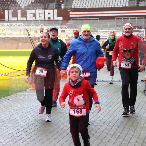 07.12.2025 - St. Pauli X-Mass-Run No. 15 Luisa Fischer http://msf.ph/oto/9381709 07.12.2025 10:46:40 Ziel 2024, 91, 38, 15, 168, 153, 38, 41, 153, 162, 168, 178, 183, 221, 479, 485, 639, 641, 908, 914, 917, 921, 1040, 1041, 1043, 1094, 1242, 1715, 1955, 2076, 2079, 2080, 2082, 2089, 2092, 2216, 2303, 2306, 2334, 2423, 2574, 2733, 2734, 2960, 2965, 2998, 3001, 4589, 4616, 4619, 4620 meine-sportfotos.de