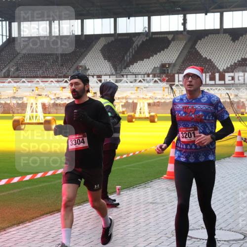 07.12.2025 - St. Pauli X-Mass-Run No. 15 Luisa Fischer http://msf.ph/oto/9381710 07.12.2025 11:18:38 Ziel 3304, 5, 3201, 46, 1325, 1348, 2045, 2915, 3201, 3221, 3304, 3327, 3634, 3636, 4627 meine-sportfotos.de