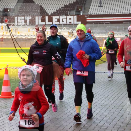 07.12.2025 - St. Pauli X-Mass-Run No. 15 Luisa Fischer http://msf.ph/oto/9381716 07.12.2025 10:46:41 Ziel 209, 2024, 38, 41, 168, 914, 15, 153, 38, 41, 153, 162, 168, 178, 183, 221, 479, 485, 639, 641, 908, 914, 917, 921, 1040, 1041, 1043, 1094, 1242, 1715, 1955, 2076, 2079, 2080, 2082, 2089, 2092, 2216, 2303, 2306, 2334, 2423, 2574, 2733, 2734, 2960, 2965, 2998, 3001, 4589, 4616, 4619, 4620 meine-sportfotos.de