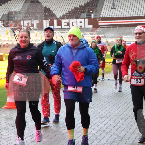 07.12.2025 - St. Pauli X-Mass-Run No. 15 Luisa Fischer http://msf.ph/oto/9381722 07.12.2025 10:46:42 Ziel 1009, 2024, 15, 38, 2001, 4, 914, 15, 153, 38, 41, 153, 162, 168, 178, 183, 221, 479, 485, 639, 641, 908, 914, 917, 921, 1040, 1041, 1043, 1094, 1242, 1715, 1955, 2076, 2079, 2080, 2082, 2089, 2092, 2216, 2303, 2306, 2334, 2423, 2574, 2733, 2734, 2960, 2965, 2998, 3001, 4589, 4616, 4619, 4620 meine-sportfotos.de