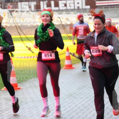 07.12.2025 - St. Pauli X-Mass-Run No. 15 Luisa Fischer http://msf.ph/oto/9381738 07.12.2025 10:46:45 Ziel 917, 4589, 914, 38, 41, 153, 162, 168, 178, 183, 221, 479, 485, 639, 641, 908, 914, 917, 921, 1040, 1041, 1043, 1094, 1242, 1715, 1955, 2080, 2082, 2092, 2216, 2303, 2306, 2334, 2423, 2536, 2574, 2733, 2734, 2960, 2965, 2998, 3001, 4589, 4616, 4619, 4620 meine-sportfotos.de