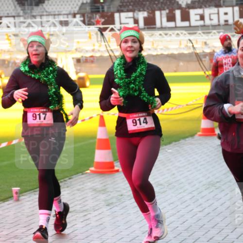 07.12.2025 - St. Pauli X-Mass-Run No. 15 Luisa Fischer http://msf.ph/oto/9381741 07.12.2025 10:46:45 Ziel 917, 914, 589, 38, 41, 153, 162, 168, 178, 183, 221, 479, 485, 639, 641, 908, 914, 917, 921, 1040, 1041, 1043, 1094, 1242, 1715, 1955, 2080, 2082, 2092, 2216, 2303, 2306, 2334, 2423, 2536, 2574, 2733, 2734, 2960, 2965, 2998, 3001, 4589, 4616, 4619, 4620 meine-sportfotos.de