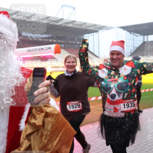 07.12.2025 - St. Pauli X-Mass-Run No. 15 Luisa Fischer http://msf.ph/oto/9381743 07.12.2025 10:11:37 Ziel 1929, 1935, 57, 979, 983, 1148, 1149, 1150, 1426, 1768, 1929, 1935, 1969, 2530, 3354, 3815, 4499, 4525, 4659, 4661, 4662, 4885 meine-sportfotos.de