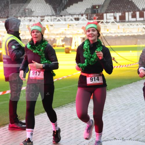 07.12.2025 - St. Pauli X-Mass-Run No. 15 Luisa Fischer http://msf.ph/oto/9381744 07.12.2025 10:46:46 Ziel 917, 914, 4589, 38, 41, 58, 153, 162, 168, 178, 183, 221, 479, 485, 639, 641, 908, 914, 917, 921, 1040, 1041, 1043, 1094, 1242, 1715, 1955, 2080, 2082, 2092, 2216, 2303, 2306, 2334, 2423, 2488, 2536, 2574, 2733, 2734, 2960, 2965, 2998, 3001, 4589, 4616, 4619, 4620 meine-sportfotos.de
