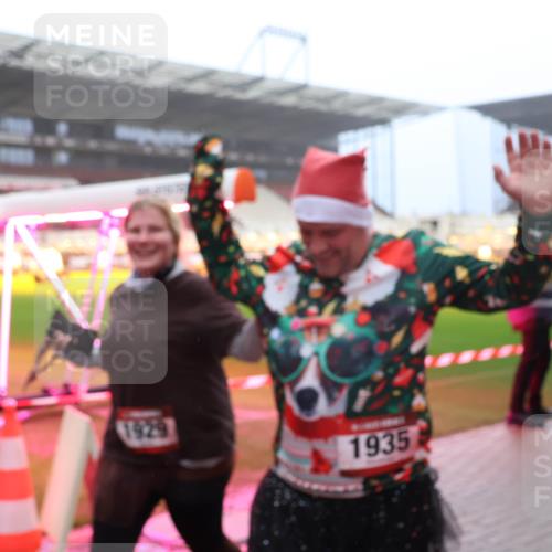 07.12.2025 - St. Pauli X-Mass-Run No. 15 Luisa Fischer http://msf.ph/oto/9381745 07.12.2025 10:11:37 Ziel 1929, 1935, 57, 979, 983, 1148, 1149, 1150, 1426, 1768, 1929, 1935, 1969, 2530, 3354, 3815, 4499, 4525, 4659, 4661, 4662, 4885 meine-sportfotos.de