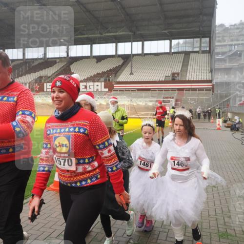 07.12.2025 - St. Pauli X-Mass-Run No. 15 Fabian Wolf http://msf.ph/oto/9381747 07.12.2025 10:09:07 Ziel 19, 786, 1461, 1465, 1570, 1575, 1576, 2126, 3300, 3484, 3891, 4066, 4067, 4068, 4113, 4666 meine-sportfotos.de