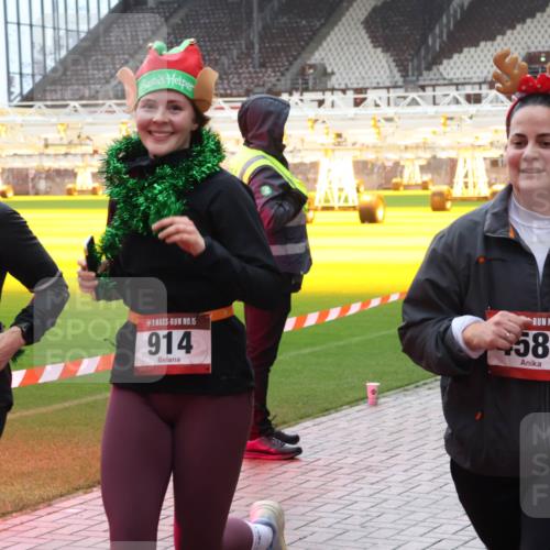 07.12.2025 - St. Pauli X-Mass-Run No. 15 Luisa Fischer http://msf.ph/oto/9381750 07.12.2025 10:46:47 Ziel 15, 917, 15, 914, 15, 589, 38, 41, 58, 81, 153, 162, 168, 178, 183, 221, 479, 485, 639, 641, 908, 914, 917, 921, 1040, 1041, 1043, 1094, 1242, 1715, 1955, 2080, 2082, 2092, 2216, 2303, 2306, 2334, 2423, 2488, 2536, 2574, 2733, 2734, 2960, 2965, 2998, 3001, 4589, 4616, 4619, 4620 meine-sportfotos.de