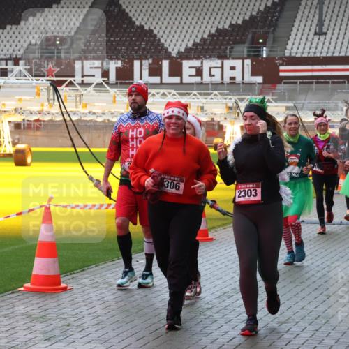 07.12.2025 - St. Pauli X-Mass-Run No. 15 Luisa Fischer http://msf.ph/oto/9381752 07.12.2025 10:46:49 Ziel 306, 2303, 10, 15, 2960, 38, 41, 58, 81, 153, 162, 168, 178, 183, 221, 479, 485, 639, 641, 908, 914, 917, 921, 1040, 1041, 1043, 1094, 1242, 1715, 1955, 2080, 2082, 2092, 2216, 2303, 2306, 2334, 2423, 2488, 2536, 2574, 2733, 2734, 2960, 2965, 2998, 3001, 4589 meine-sportfotos.de