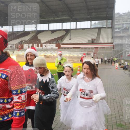 07.12.2025 - St. Pauli X-Mass-Run No. 15 Fabian Wolf http://msf.ph/oto/9381759 07.12.2025 10:09:08 Ziel 19, 786, 1461, 1465, 1570, 1575, 1576, 2126, 3300, 3484, 3891, 4066, 4067, 4068, 4113, 4666 meine-sportfotos.de