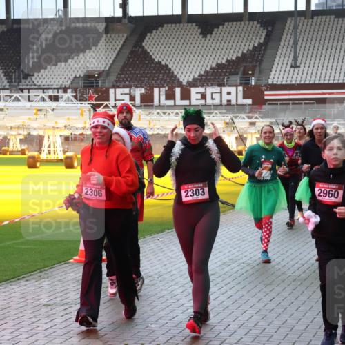 07.12.2025 - St. Pauli X-Mass-Run No. 15 Luisa Fischer http://msf.ph/oto/9381760 07.12.2025 10:46:50 Ziel 2306, 2303, 5, 2960, 178, 1955, 38, 41, 58, 81, 153, 162, 168, 178, 183, 221, 479, 485, 639, 641, 908, 914, 917, 921, 1040, 1043, 1094, 1242, 1955, 2080, 2082, 2092, 2216, 2303, 2306, 2334, 2423, 2488, 2536, 2574, 2733, 2734, 2960, 2965, 2989, 2993, 2998, 3001, 4589 meine-sportfotos.de