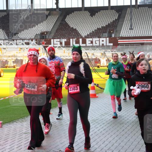 07.12.2025 - St. Pauli X-Mass-Run No. 15 Luisa Fischer http://msf.ph/oto/9381762 07.12.2025 10:46:50 Ziel 2306, 2303, 15, 2960, 2334, 178, 1955, 38, 41, 58, 81, 153, 162, 168, 178, 183, 221, 479, 485, 639, 641, 908, 914, 917, 921, 1040, 1043, 1094, 1242, 1955, 2080, 2082, 2092, 2216, 2303, 2306, 2334, 2423, 2488, 2536, 2574, 2733, 2734, 2960, 2965, 2989, 2993, 2998, 3001, 4589 meine-sportfotos.de