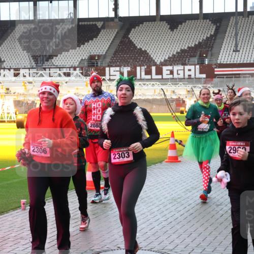 07.12.2025 - St. Pauli X-Mass-Run No. 15 Luisa Fischer http://msf.ph/oto/9381765 07.12.2025 10:46:50 Ziel 2306, 2080, 15, 2303, 15, 296, 2334, 178, 195, 38, 41, 58, 81, 153, 162, 168, 178, 183, 221, 479, 485, 639, 641, 908, 914, 917, 921, 1040, 1043, 1094, 1242, 1955, 2080, 2082, 2092, 2216, 2303, 2306, 2334, 2423, 2488, 2536, 2574, 2733, 2734, 2960, 2965, 2989, 2993, 2998, 3001, 4589 meine-sportfotos.de