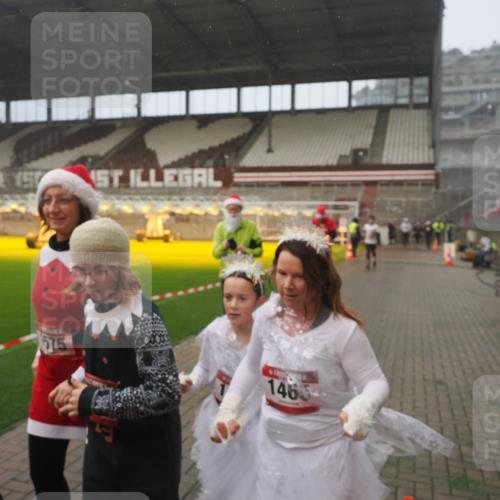 07.12.2025 - St. Pauli X-Mass-Run No. 15 Fabian Wolf http://msf.ph/oto/9381767 07.12.2025 10:09:08 Ziel 19, 786, 1461, 1465, 1570, 1575, 1576, 2126, 3300, 3484, 3891, 4066, 4067, 4068, 4113, 4666 meine-sportfotos.de