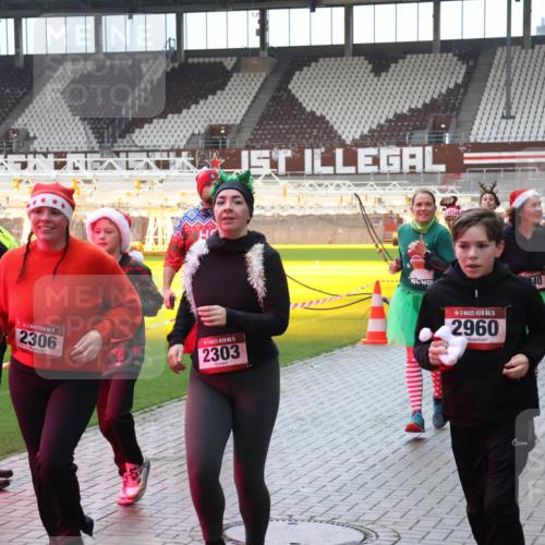 07.12.2025 - St. Pauli X-Mass-Run No. 15 Luisa Fischer http://msf.ph/oto/9381768 07.12.2025 10:46:51 Ziel 2306, 15, 2303, 15, 2960, 834, 178, 1955, 40, 38, 41, 58, 81, 153, 162, 168, 178, 183, 221, 479, 485, 639, 641, 908, 914, 917, 921, 1040, 1043, 1094, 1242, 1955, 2082, 2092, 2216, 2303, 2306, 2334, 2423, 2488, 2536, 2574, 2733, 2734, 2960, 2965, 2989, 2993, 2998, 3001, 4589 meine-sportfotos.de