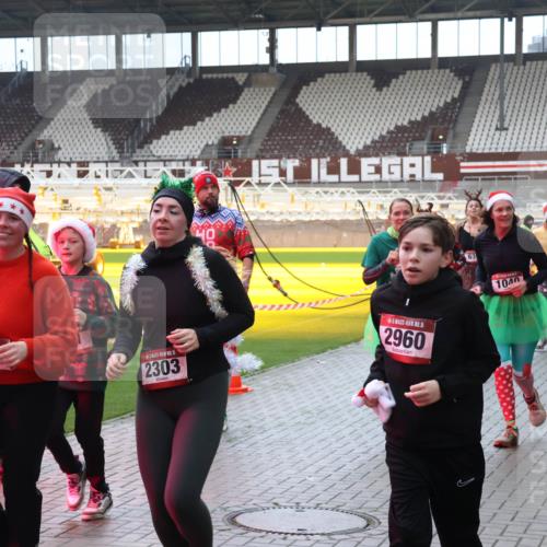 07.12.2025 - St. Pauli X-Mass-Run No. 15 Luisa Fischer http://msf.ph/oto/9381769 07.12.2025 10:46:51 Ziel 5, 230, 15, 2303, 15, 2960, 63, 1040, 178, 1955, 38, 41, 58, 81, 153, 162, 168, 178, 183, 221, 479, 485, 639, 641, 908, 914, 917, 921, 1040, 1043, 1094, 1242, 1955, 2082, 2092, 2216, 2303, 2306, 2334, 2423, 2488, 2536, 2574, 2733, 2734, 2960, 2965, 2989, 2993, 2998, 3001, 4589 meine-sportfotos.de