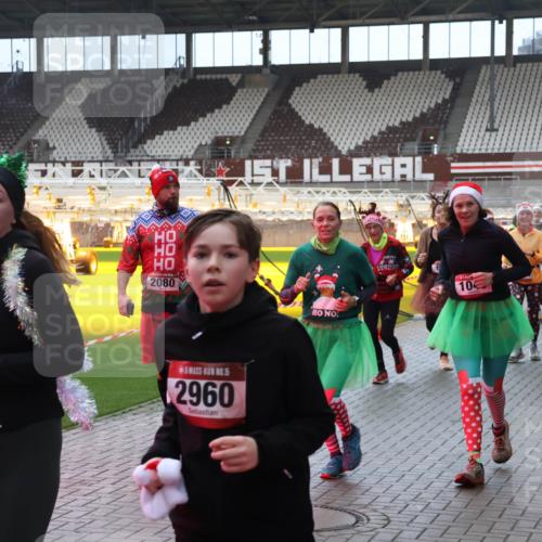 07.12.2025 - St. Pauli X-Mass-Run No. 15 Luisa Fischer http://msf.ph/oto/9381772 07.12.2025 10:46:52 Ziel 2080, 641, 2303, 5, 2960, 10, 178, 38, 41, 58, 81, 153, 162, 168, 178, 183, 221, 479, 485, 639, 641, 908, 914, 917, 921, 1040, 1043, 1094, 1242, 1955, 2082, 2092, 2216, 2303, 2306, 2334, 2423, 2488, 2536, 2574, 2960, 2965, 2989, 2993, 2998, 3001, 4589 meine-sportfotos.de