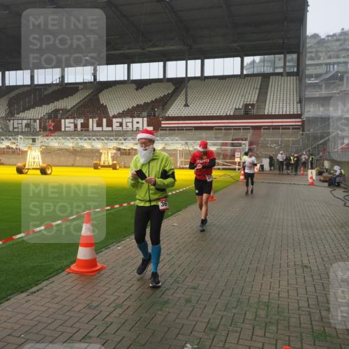 07.12.2025 - St. Pauli X-Mass-Run No. 15 Fabian Wolf http://msf.ph/oto/9381774 07.12.2025 10:09:09 Ziel 19, 1461, 1465, 1570, 1575, 1576, 2126, 3300, 3891, 4066, 4067, 4068, 4113, 4666 meine-sportfotos.de