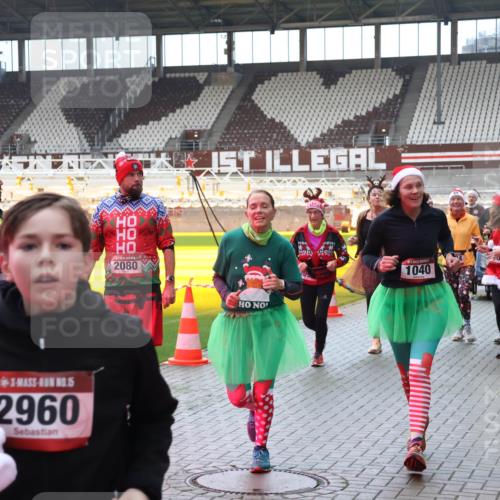 07.12.2025 - St. Pauli X-Mass-Run No. 15 Luisa Fischer http://msf.ph/oto/9381776 07.12.2025 10:46:52 Ziel 15, 3, 5, 2960, 000, 2080, 1040, 38, 41, 58, 81, 153, 162, 168, 178, 183, 221, 479, 485, 639, 641, 908, 914, 917, 921, 1040, 1043, 1094, 1242, 1955, 2082, 2092, 2216, 2303, 2306, 2334, 2423, 2488, 2536, 2574, 2960, 2965, 2989, 2993, 2998, 3001, 4589 meine-sportfotos.de