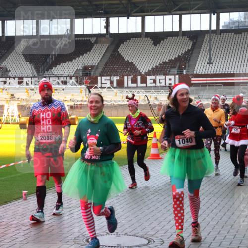 07.12.2025 - St. Pauli X-Mass-Run No. 15 Luisa Fischer http://msf.ph/oto/9381779 07.12.2025 10:46:52 Ziel 2080, 1040, 178, 38, 41, 58, 81, 153, 162, 168, 178, 183, 221, 479, 485, 639, 641, 908, 914, 917, 921, 1040, 1043, 1094, 1242, 1955, 2082, 2092, 2216, 2303, 2306, 2334, 2423, 2488, 2536, 2574, 2960, 2965, 2989, 2993, 2998, 3001, 4589 meine-sportfotos.de