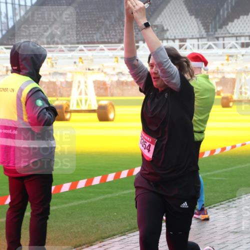 07.12.2025 - St. Pauli X-Mass-Run No. 15 Luisa Fischer http://msf.ph/oto/9381783 07.12.2025 10:11:50 Ziel 3354, 57, 670, 983, 1148, 1149, 1150, 1929, 1935, 1969, 2909, 3085, 3354, 3815, 3909, 4499, 4525, 4659, 4661, 4662 meine-sportfotos.de