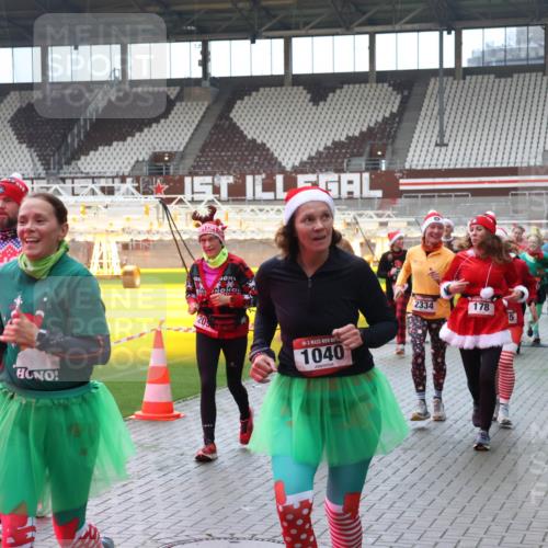 07.12.2025 - St. Pauli X-Mass-Run No. 15 Luisa Fischer http://msf.ph/oto/9381784 07.12.2025 10:46:53 Ziel 20, 1040, 2334, 178, 5, 38, 41, 58, 81, 153, 162, 168, 178, 183, 221, 479, 485, 639, 641, 908, 914, 917, 921, 1040, 1043, 1094, 1242, 1955, 2082, 2092, 2216, 2303, 2306, 2334, 2423, 2488, 2536, 2574, 2960, 2965, 2989, 2993, 2998, 3001, 4589 meine-sportfotos.de