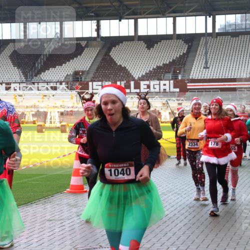07.12.2025 - St. Pauli X-Mass-Run No. 15 Luisa Fischer http://msf.ph/oto/9381786 07.12.2025 10:46:53 Ziel 20, 15, 1040, 2334, 178, 55, 3001, 38, 41, 58, 81, 153, 162, 168, 178, 183, 221, 479, 485, 639, 641, 908, 914, 917, 921, 1040, 1043, 1094, 1242, 1955, 2082, 2092, 2216, 2303, 2306, 2334, 2423, 2488, 2536, 2574, 2960, 2965, 2989, 2993, 2998, 3001, 4589 meine-sportfotos.de