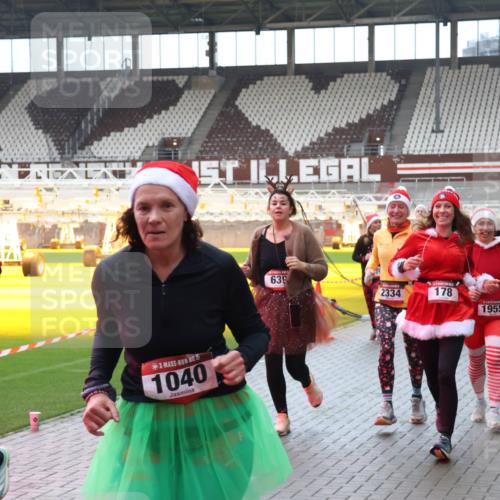 07.12.2025 - St. Pauli X-Mass-Run No. 15 Luisa Fischer http://msf.ph/oto/9381788 07.12.2025 10:46:54 Ziel 2080, 5, 1040, 639, 2334, 178, 1955, 3001, 38, 41, 58, 81, 153, 162, 168, 178, 183, 221, 479, 485, 639, 641, 908, 914, 917, 921, 1040, 1043, 1094, 1242, 1955, 2082, 2092, 2216, 2303, 2306, 2334, 2488, 2536, 2574, 2960, 2965, 2989, 2993, 2998, 3001, 4589 meine-sportfotos.de