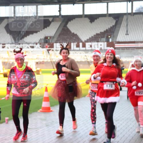 07.12.2025 - St. Pauli X-Mass-Run No. 15 Luisa Fischer http://msf.ph/oto/9381793 07.12.2025 10:46:54 Ziel 10, 15, 0, 639, 2334, 178, 1955, 38, 41, 58, 81, 153, 162, 168, 178, 183, 221, 479, 485, 639, 641, 908, 914, 917, 921, 1040, 1043, 1094, 1242, 1955, 2082, 2092, 2216, 2303, 2306, 2334, 2488, 2536, 2574, 2960, 2965, 2989, 2993, 2998, 3001, 4589 meine-sportfotos.de