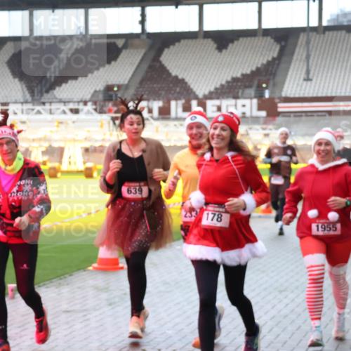 07.12.2025 - St. Pauli X-Mass-Run No. 15 Luisa Fischer http://msf.ph/oto/9381795 07.12.2025 10:46:55 Ziel 639, 233, 178, 1955, 38, 41, 58, 81, 153, 162, 168, 178, 183, 221, 479, 485, 639, 641, 908, 914, 917, 921, 1040, 1043, 1094, 1242, 1955, 2082, 2092, 2216, 2303, 2306, 2334, 2488, 2536, 2574, 2960, 2965, 2989, 2993, 2998, 3001, 4589 meine-sportfotos.de