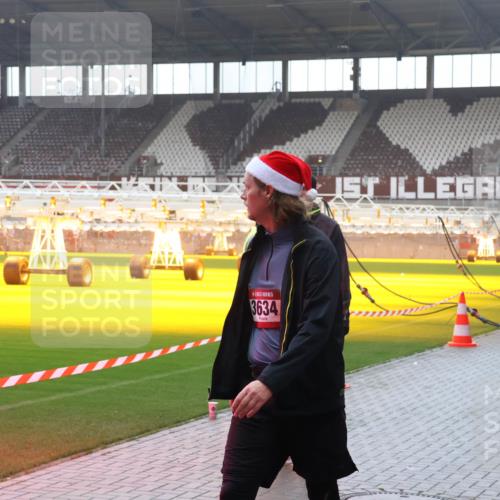 07.12.2025 - St. Pauli X-Mass-Run No. 15 Luisa Fischer http://msf.ph/oto/9381797 07.12.2025 11:19:27 Ziel 3634, 1, 295, 302, 1109, 1322, 1617, 2064, 2067, 2597, 2788, 2918, 3138, 3158, 3205 meine-sportfotos.de