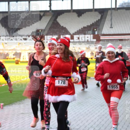 07.12.2025 - St. Pauli X-Mass-Run No. 15 Luisa Fischer http://msf.ph/oto/9381799 07.12.2025 10:46:55 Ziel 630, 232, 178, 1955, 38, 41, 58, 81, 153, 162, 168, 178, 183, 221, 479, 485, 639, 641, 908, 914, 917, 921, 1040, 1043, 1094, 1242, 1955, 2082, 2092, 2216, 2303, 2306, 2334, 2488, 2536, 2574, 2960, 2965, 2989, 2993, 2998, 3001, 4589 meine-sportfotos.de