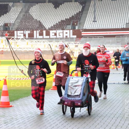 07.12.2025 - St. Pauli X-Mass-Run No. 15 Luisa Fischer http://msf.ph/oto/9381811 07.12.2025 10:46:57 Ziel 479, 2992, 221, 2965, 3001, 38, 41, 58, 81, 153, 162, 168, 178, 183, 221, 479, 485, 639, 641, 914, 917, 921, 1040, 1043, 1242, 1955, 2082, 2092, 2216, 2303, 2306, 2334, 2488, 2536, 2574, 2960, 2965, 2989, 2993, 2998, 3001, 4589, 4593 meine-sportfotos.de