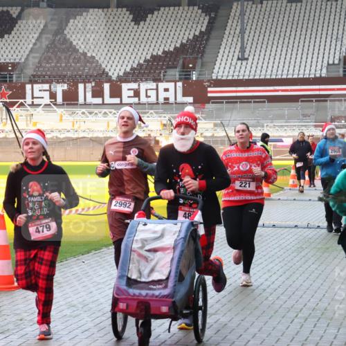 07.12.2025 - St. Pauli X-Mass-Run No. 15 Luisa Fischer http://msf.ph/oto/9381815 07.12.2025 10:46:57 Ziel 2992, 48, 479, 221, 1536, 2965, 3001, 38, 41, 58, 81, 153, 162, 168, 178, 183, 221, 479, 485, 639, 641, 914, 917, 921, 1040, 1043, 1242, 1955, 2082, 2092, 2216, 2303, 2306, 2334, 2488, 2536, 2574, 2960, 2965, 2989, 2993, 2998, 3001, 4589, 4593 meine-sportfotos.de