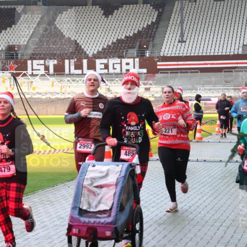 07.12.2025 - St. Pauli X-Mass-Run No. 15 Luisa Fischer http://msf.ph/oto/9381818 07.12.2025 10:46:58 Ziel 479, 2992, 485, 221, 25378, 2965, 3001, 38, 41, 58, 81, 153, 162, 168, 178, 183, 221, 479, 485, 639, 641, 914, 917, 921, 1040, 1043, 1242, 1955, 2082, 2092, 2216, 2303, 2306, 2334, 2488, 2536, 2574, 2960, 2965, 2989, 2993, 2998, 3001, 4589, 4593 meine-sportfotos.de
