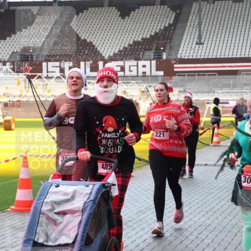 07.12.2025 - St. Pauli X-Mass-Run No. 15 Luisa Fischer http://msf.ph/oto/9381824 07.12.2025 10:46:58 Ziel 479, 485, 221, 15, 3001, 38, 41, 58, 81, 153, 162, 168, 178, 183, 221, 479, 485, 639, 641, 914, 917, 921, 1040, 1043, 1242, 1955, 2082, 2092, 2216, 2303, 2306, 2334, 2488, 2536, 2574, 2960, 2965, 2989, 2993, 2998, 3001, 4589, 4593 meine-sportfotos.de