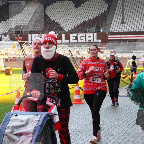 07.12.2025 - St. Pauli X-Mass-Run No. 15 Luisa Fischer http://msf.ph/oto/9381826 07.12.2025 10:46:59 Ziel 48, 5, 221, 299, 15, 3001, 38, 41, 58, 81, 153, 162, 168, 178, 183, 221, 479, 485, 639, 641, 914, 917, 921, 1040, 1043, 1242, 1955, 2082, 2092, 2216, 2303, 2306, 2334, 2488, 2536, 2574, 2960, 2965, 2989, 2993, 2998, 3001, 4589, 4593 meine-sportfotos.de