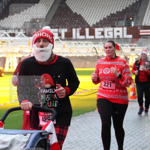 07.12.2025 - St. Pauli X-Mass-Run No. 15 Luisa Fischer http://msf.ph/oto/9381829 07.12.2025 10:46:59 Ziel 221, 15, 485, 15, 3001, 38, 41, 58, 81, 153, 162, 168, 178, 183, 221, 479, 485, 639, 641, 914, 917, 921, 1040, 1043, 1242, 1955, 2082, 2092, 2216, 2303, 2306, 2334, 2488, 2536, 2574, 2960, 2965, 2989, 2993, 2998, 3001, 4589, 4593 meine-sportfotos.de