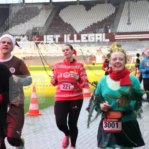 07.12.2025 - St. Pauli X-Mass-Run No. 15 Luisa Fischer http://msf.ph/oto/9381833 07.12.2025 10:47:00 Ziel 15, 48, 221, 15, 3001, 2965, 38, 41, 58, 81, 153, 162, 168, 178, 183, 221, 479, 485, 639, 641, 823, 914, 917, 921, 1040, 1043, 1242, 1955, 2082, 2092, 2216, 2303, 2306, 2334, 2488, 2536, 2574, 2960, 2965, 2989, 2993, 2998, 3001, 4589, 4593 meine-sportfotos.de