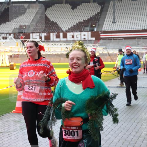 07.12.2025 - St. Pauli X-Mass-Run No. 15 Luisa Fischer http://msf.ph/oto/9381836 07.12.2025 10:47:00 Ziel 15, 221, 15, 992, 15, 3001, 2965, 99, 38, 41, 58, 81, 153, 162, 168, 178, 183, 221, 479, 485, 639, 641, 823, 914, 917, 921, 1040, 1043, 1242, 1955, 2082, 2092, 2216, 2303, 2306, 2334, 2488, 2536, 2574, 2960, 2965, 2989, 2993, 2998, 3001, 4589, 4593 meine-sportfotos.de