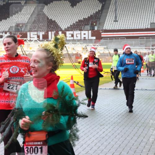 07.12.2025 - St. Pauli X-Mass-Run No. 15 Luisa Fischer http://msf.ph/oto/9381839 07.12.2025 10:47:00 Ziel 1910, 15, 221, 15, 3001, 99, 2965, 38, 41, 58, 81, 153, 162, 168, 178, 183, 221, 479, 485, 639, 641, 823, 914, 917, 921, 1040, 1043, 1242, 1955, 2082, 2092, 2216, 2303, 2306, 2334, 2488, 2536, 2574, 2960, 2965, 2989, 2993, 2998, 3001, 4589, 4593 meine-sportfotos.de