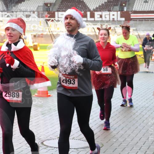 07.12.2025 - St. Pauli X-Mass-Run No. 15 Luisa Fischer http://msf.ph/oto/9381869 07.12.2025 10:47:14 Ziel 2989, 15, 993, 58, 2488, 58, 81, 221, 231, 479, 485, 639, 641, 821, 823, 824, 914, 917, 921, 1040, 1043, 1242, 1359, 1362, 1747, 1750, 1872, 1875, 2092, 2115, 2303, 2306, 2488, 2536, 2957, 2960, 2965, 2989, 2993, 2998, 3001, 3029, 3123, 4589, 4593 meine-sportfotos.de