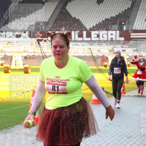 07.12.2025 - St. Pauli X-Mass-Run No. 15 Luisa Fischer http://msf.ph/oto/9381890 07.12.2025 10:47:18 Ziel 15, 81, 4593, 58, 81, 221, 231, 479, 485, 639, 641, 821, 823, 824, 921, 1043, 1171, 1242, 1359, 1362, 1747, 1750, 1872, 1875, 2092, 2115, 2488, 2536, 2957, 2965, 2989, 2993, 2998, 3001, 3029, 3123, 3344, 4593 meine-sportfotos.de