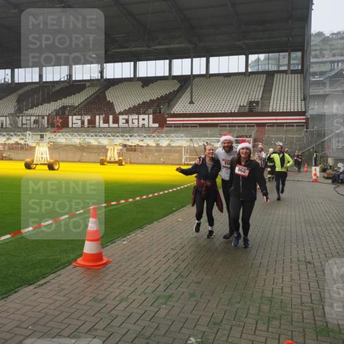 07.12.2025 - St. Pauli X-Mass-Run No. 15 Fabian Wolf http://msf.ph/oto/9381908 07.12.2025 10:09:20 Ziel 881, 896, 899, 960, 1718, 3493, 3756, 4113, 4666 meine-sportfotos.de