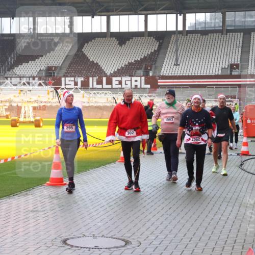 07.12.2025 - St. Pauli X-Mass-Run No. 15 Luisa Fischer http://msf.ph/oto/9381911 07.12.2025 11:20:20 Ziel 295, 302, 1563, 2062, 367, 373, 797, 1336, 1343, 1563, 2217, 2577, 2578, 2581, 2771, 3075, 3160, 3170, 3324, 3822, 3823 meine-sportfotos.de