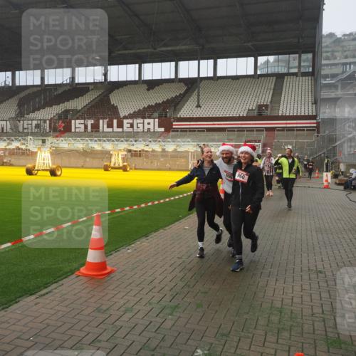 07.12.2025 - St. Pauli X-Mass-Run No. 15 Fabian Wolf http://msf.ph/oto/9381916 07.12.2025 10:09:20 Ziel 881, 896, 899, 960, 1718, 3493, 3756, 4113, 4666 meine-sportfotos.de