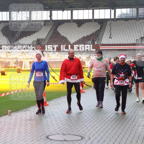 07.12.2025 - St. Pauli X-Mass-Run No. 15 Luisa Fischer http://msf.ph/oto/9381926 07.12.2025 11:20:21 Ziel 295, 302, 1563, 2062, 700, 367, 373, 797, 1336, 1343, 1563, 2217, 2577, 2578, 2581, 2771, 3075, 3160, 3170, 3324, 3822, 3823 meine-sportfotos.de