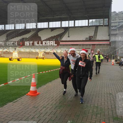 07.12.2025 - St. Pauli X-Mass-Run No. 15 Fabian Wolf http://msf.ph/oto/9381929 07.12.2025 10:09:20 Ziel 881, 896, 899, 960, 1718, 3493, 3756, 4113, 4666 meine-sportfotos.de